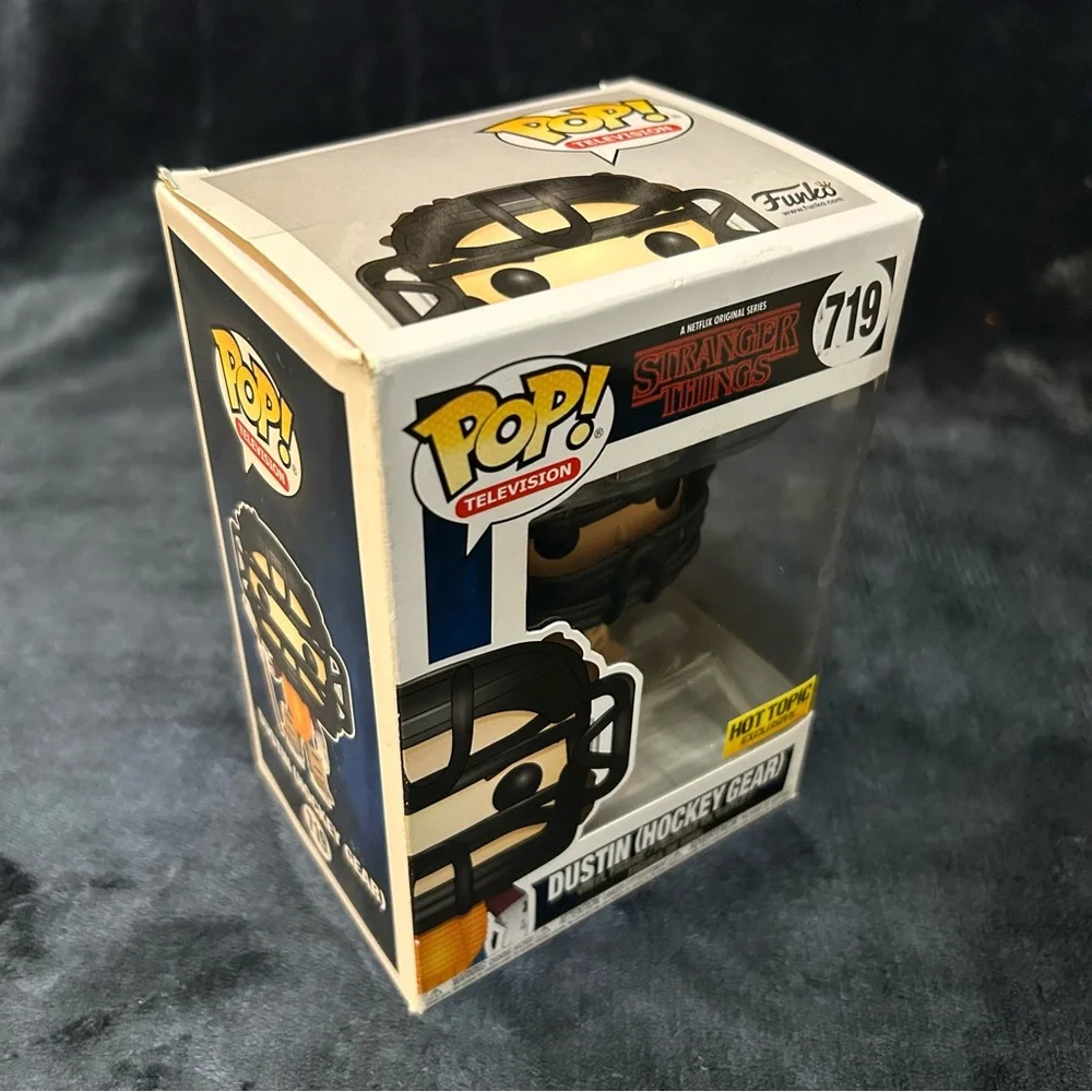 Funko Pop! - Stranger Things 719 - Dustin (Hockey Gear) - Hot Topic Exclusive - Picture 4 of 8